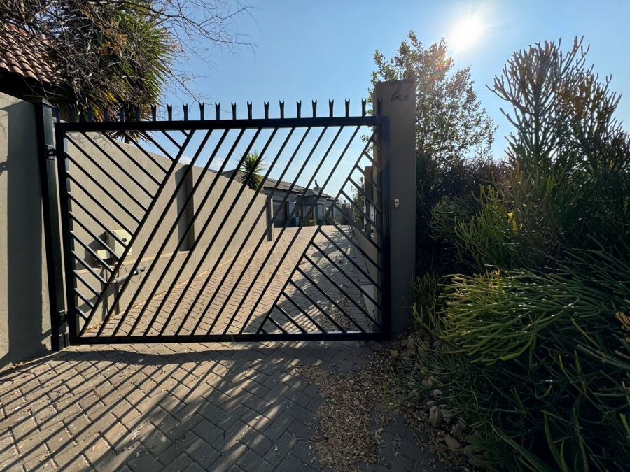 2 Bedroom Property for Sale in Gateway Manor North West